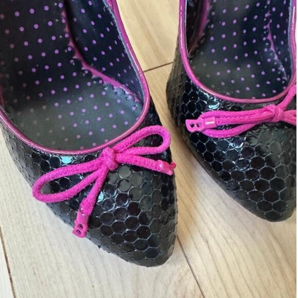 Striking Betsey Johnson pumps in black faux snakeskin - Picture 4 of 8